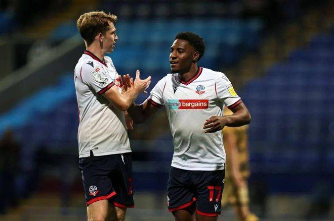 包含哈德斯菲尔德主场失利，遭遇糟糕连败状态的词条