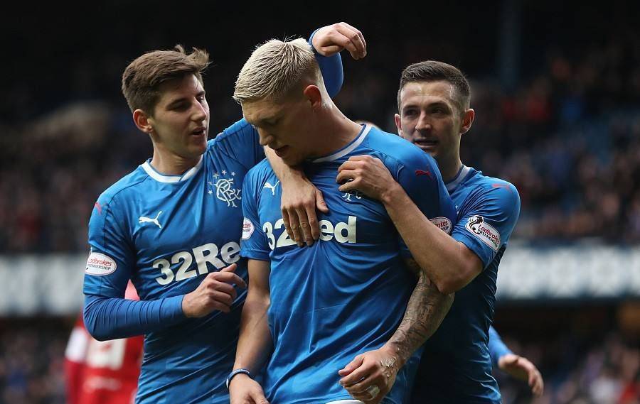 包含哈德斯菲尔德主场失利，遭遇糟糕连败状态的词条