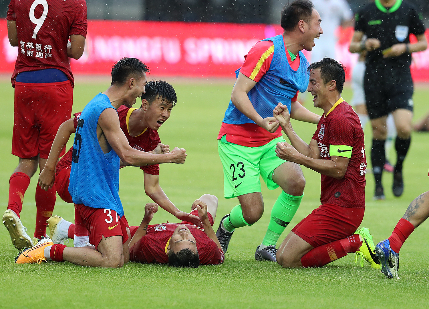 勇士客场不敌雷霆,博尔顿梅开二度率队逆转的简单介绍 勇士客场不敌雷霆,博尔顿梅开二度率队逆转的简单介绍