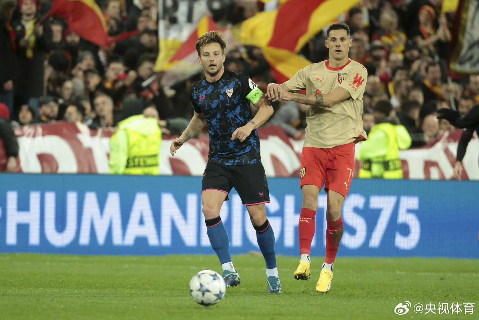 克罗地亚队客场大胜土耳其队,升至首位 克罗地亚队客场大胜土耳其队,升至首位