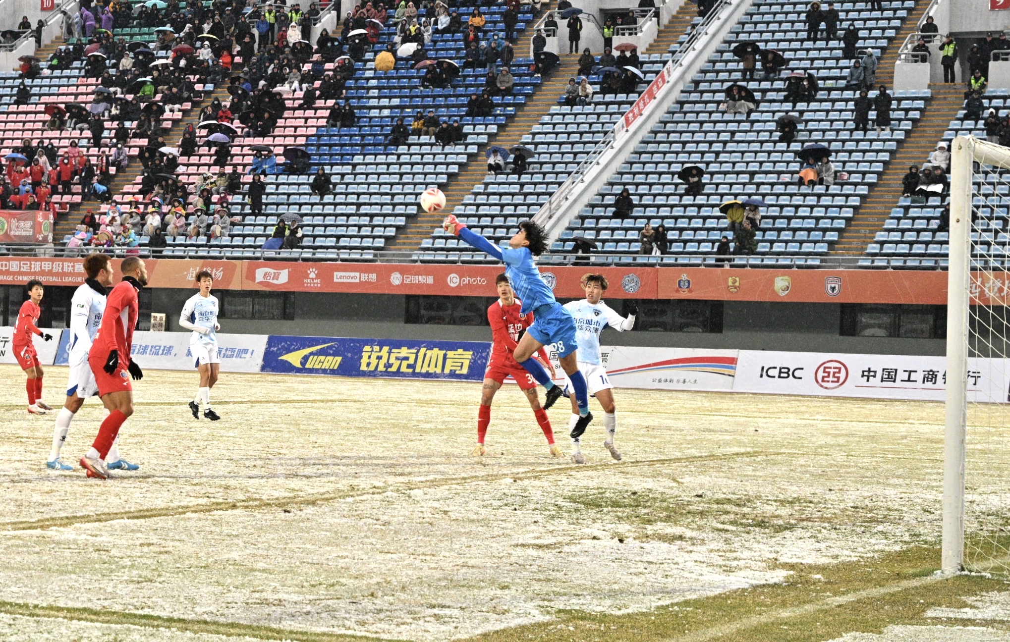 激烈足球比拼引爆赛场,观众热血沸腾的简单介绍 激烈足球比拼引爆赛场,观众热血沸腾的简单介绍