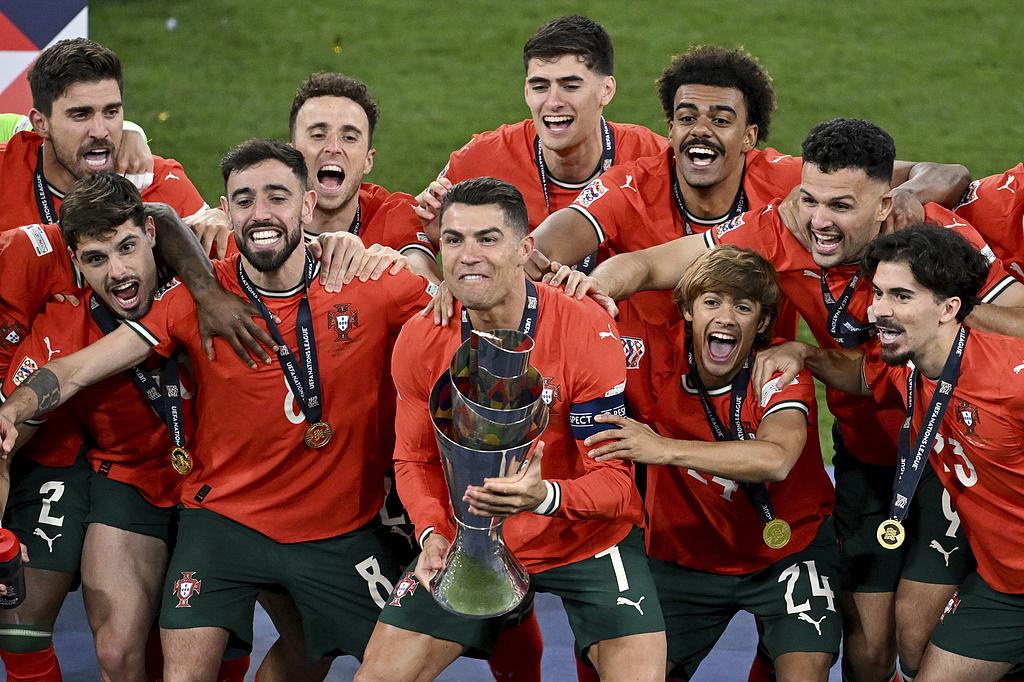 包含欧预赛风波不断,葡萄牙队夺得冠军的词条 包含欧预赛风波不断,葡萄牙队夺得冠军的词条