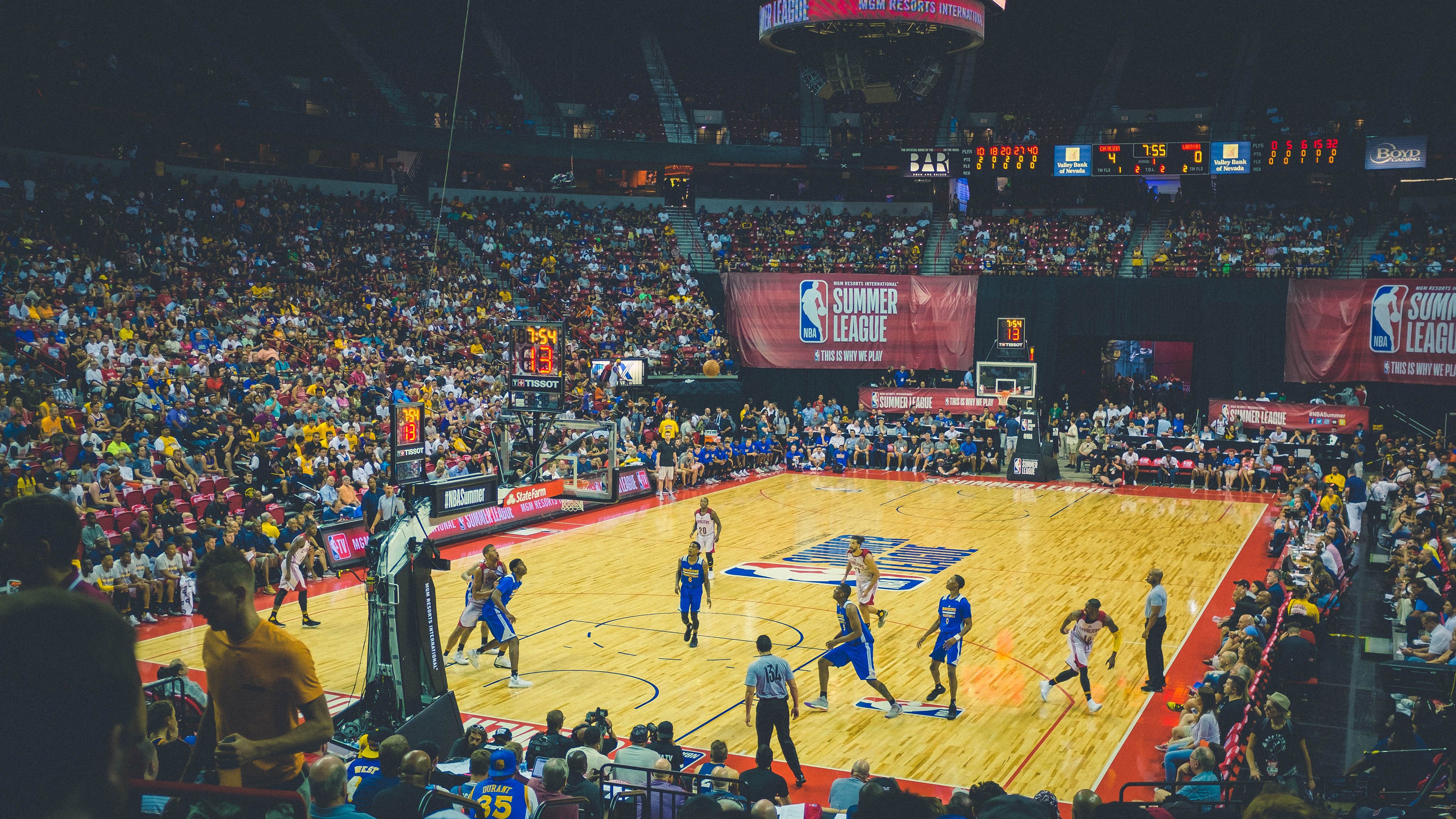 绿茵场上的碾压与乒乓台前的逆转，体育双面镜中的中英对决