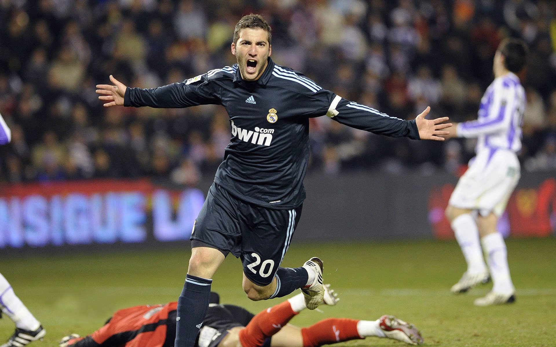 赛道上的逆袭，勒克莱尔点燃赛场，雷诺险胜红牛